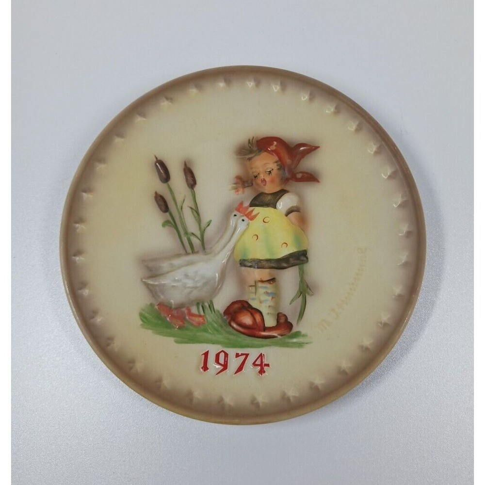 VTG Goebel - M.J. Hummel 1974 4th Annual Collectible Plate